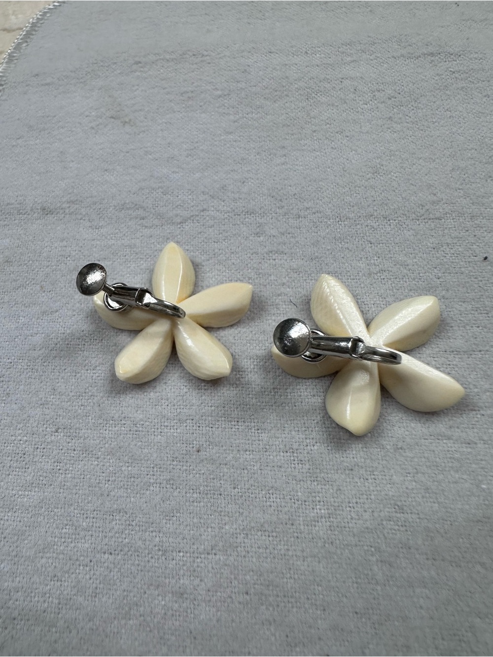 Vintage Hand-carved Cream Plumeria Flower Earrings - Picture 2 of 3